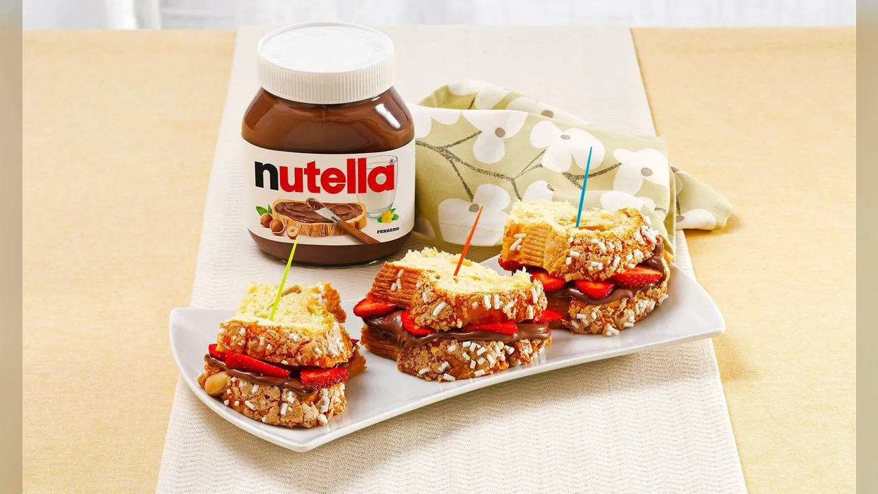 Великодній солодкий сендвіч з Nutella® і полуницею
