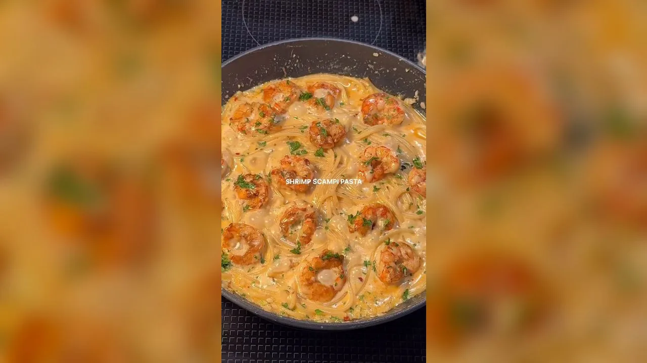 Кремова спагеті зі скампі та часниковим соусом