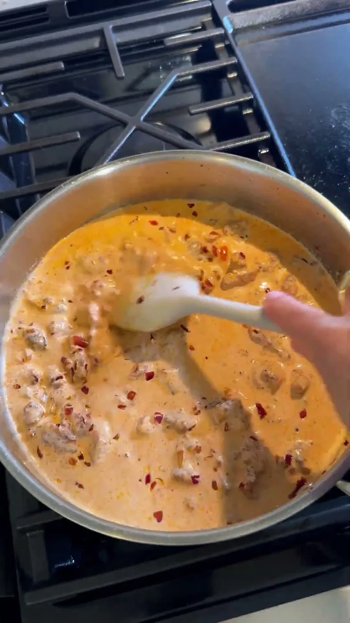 Kremet rosa pasta med kylling