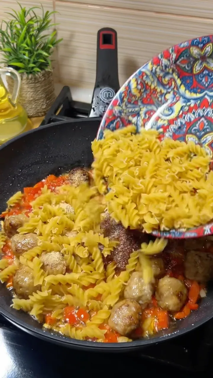 Фрикадельки з макаронами в вершково-томатному соусі (в одній сковороді)