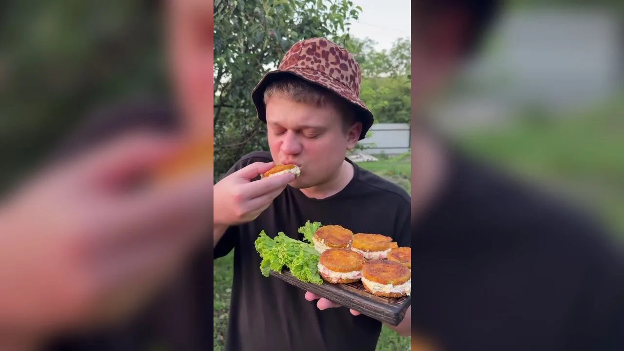 Смажені кружечки кабачка «сендвіч» з вершково-яєчною начинкою