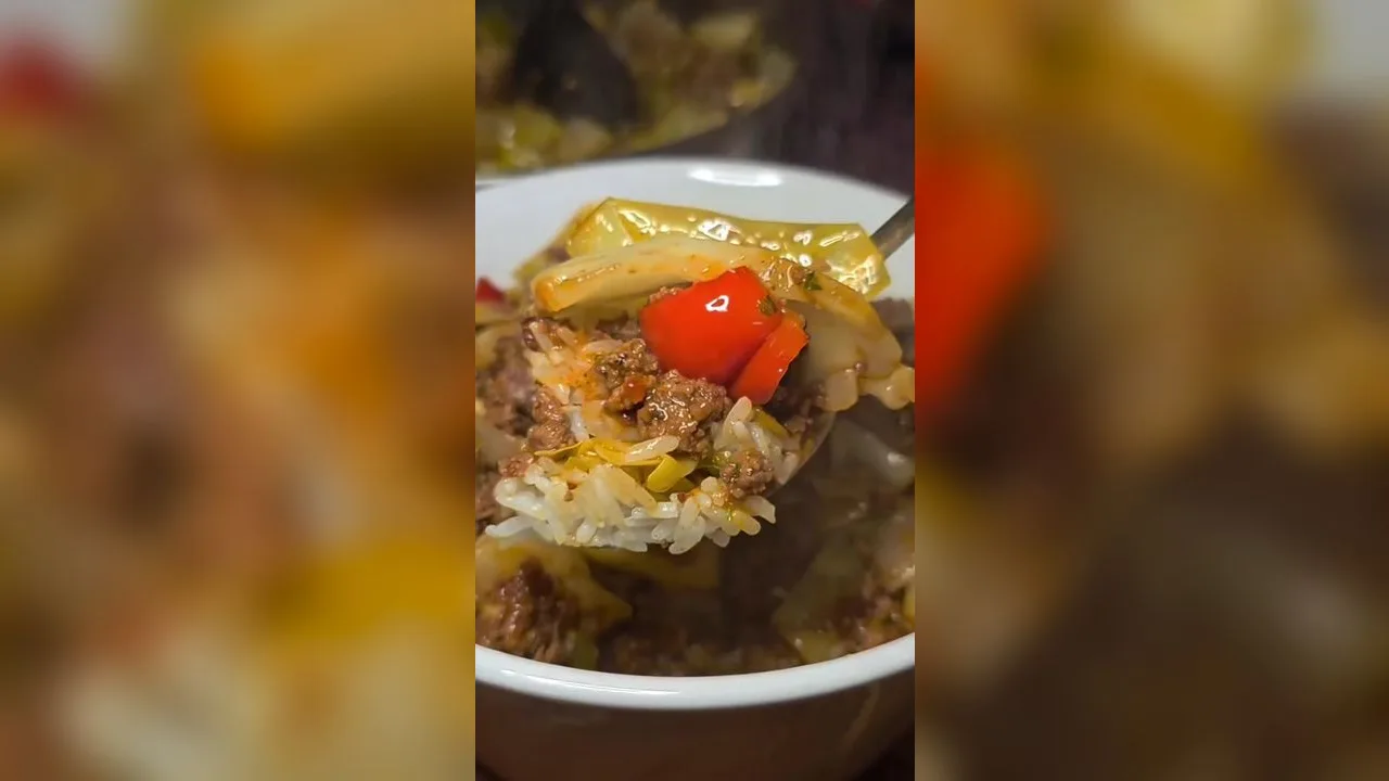 Тушкована капуста з яловичим фаршем і беконом